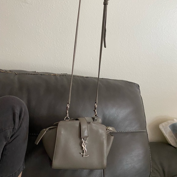 SAINT LAURENT
Calfskin Monogram Toy Cabas Grey - Picture 2 of 6